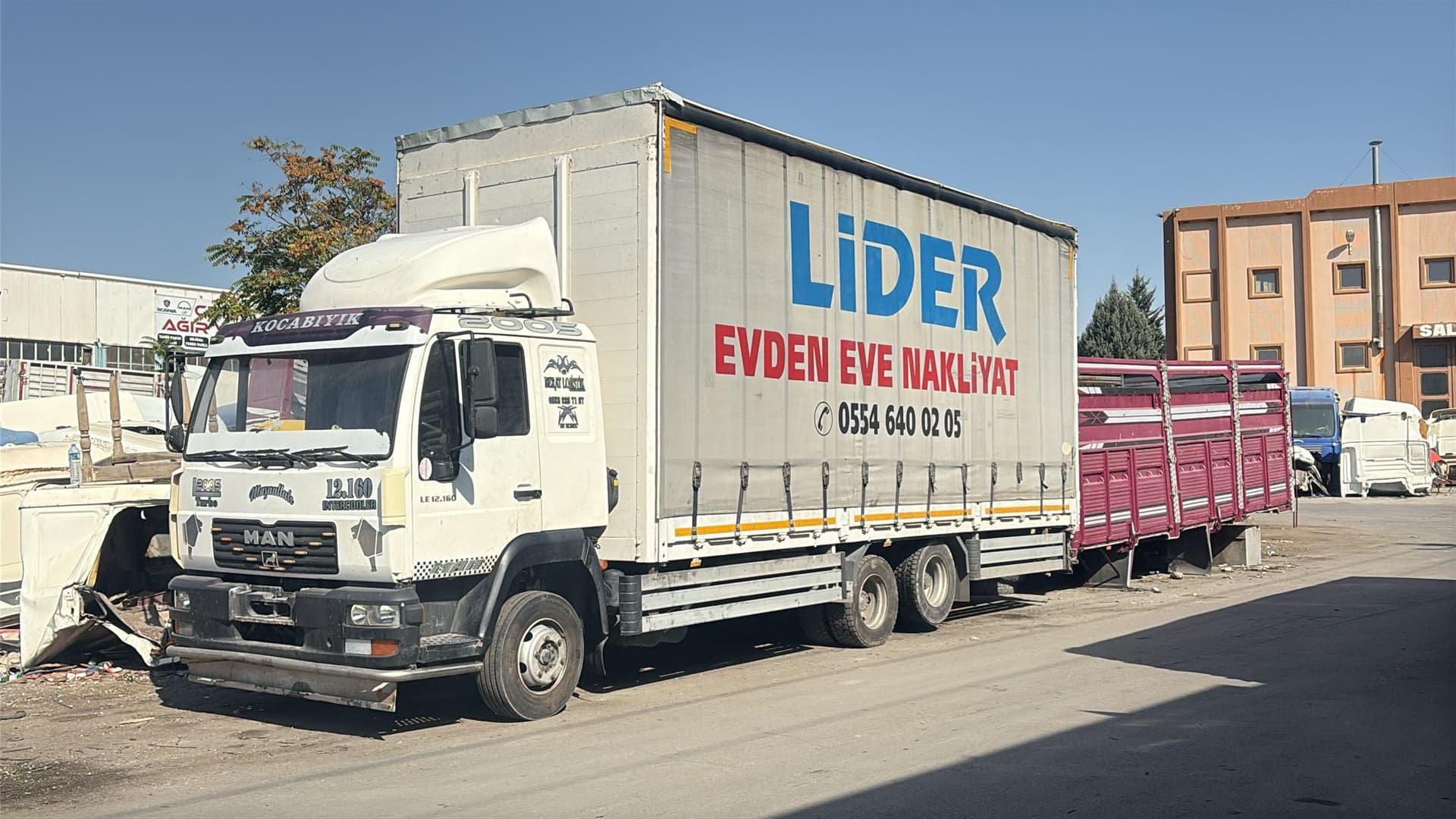 Ambalajlanmış mobilyalar ve ev eşyası paketleme detayı
