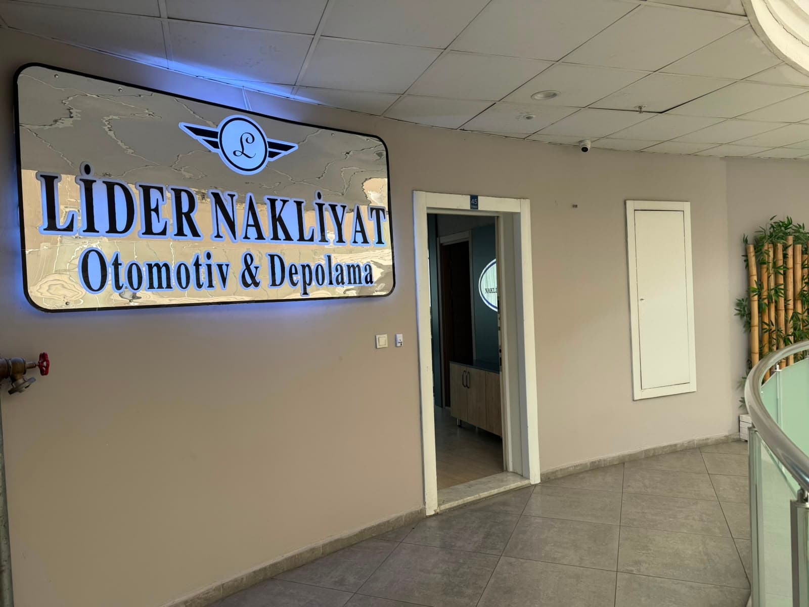 Bina dış cephesine dayanmış nakliyat asansörü rayları
