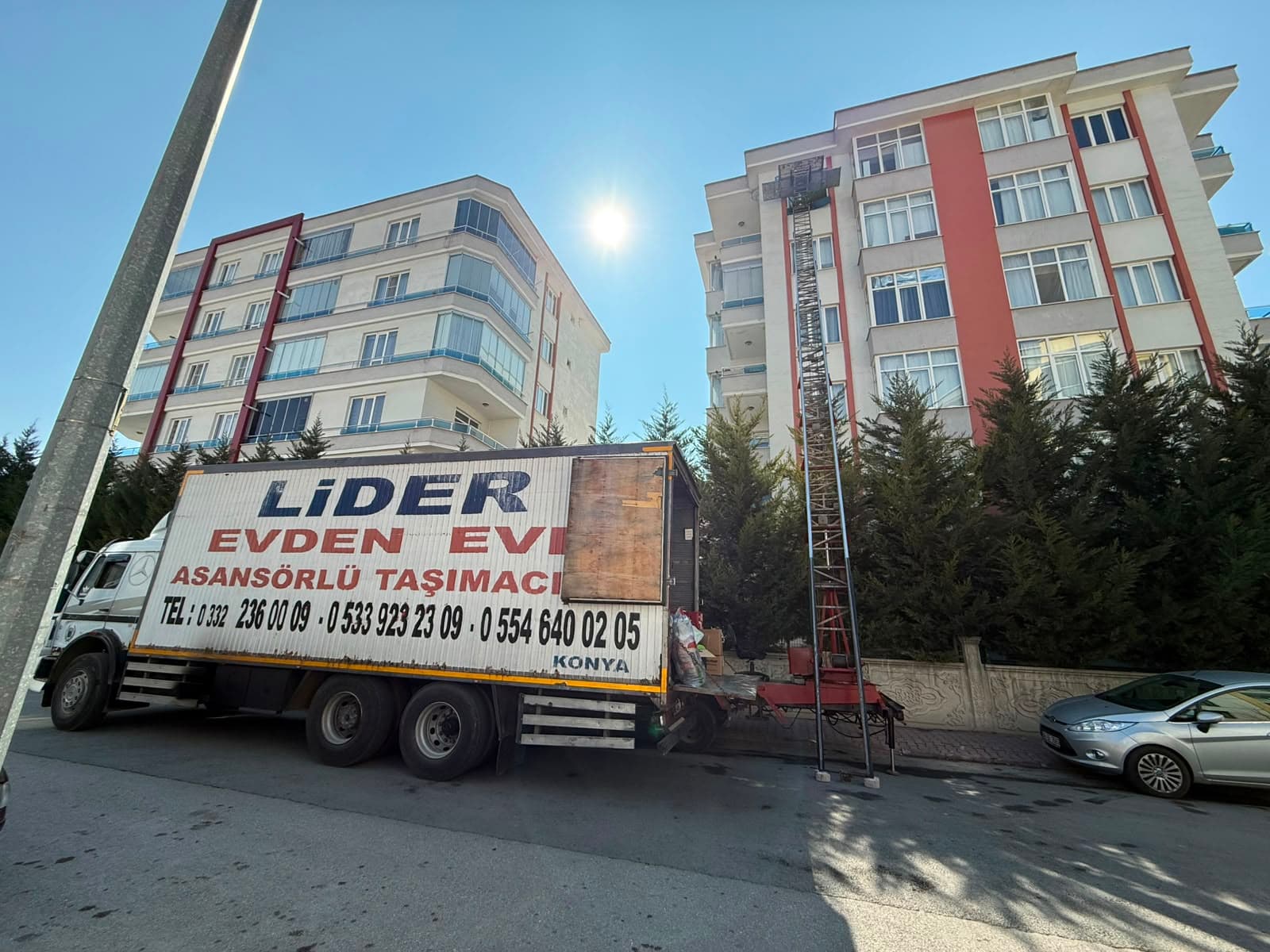 Özenle sarılmış kırılacak mutfak ve elektronik ev eşyaları
